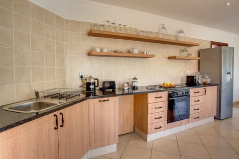 Luxury Penthouse | Private kitchenette | Fridge, oven, stovetop, coffee/tea maker