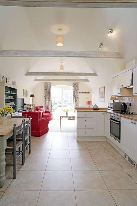 Cottage | Private kitchen | Full-size fridge, microwave, oven, dishwasher