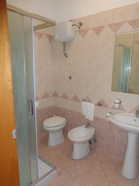 Classic Double or Twin Room | Bathroom | Shower, free toiletries, hair dryer, towels