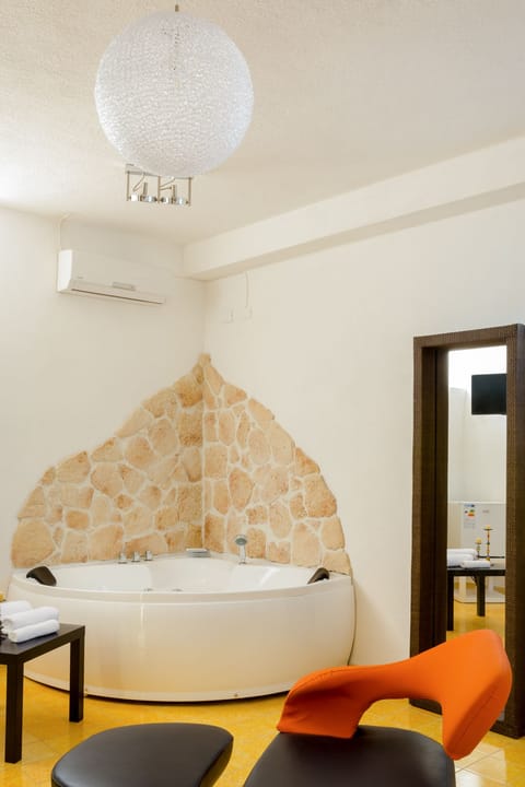 Economy Double or Twin Room, 1 Bedroom (Angio) | Bathroom | Shower, free toiletries, hair dryer, bidet