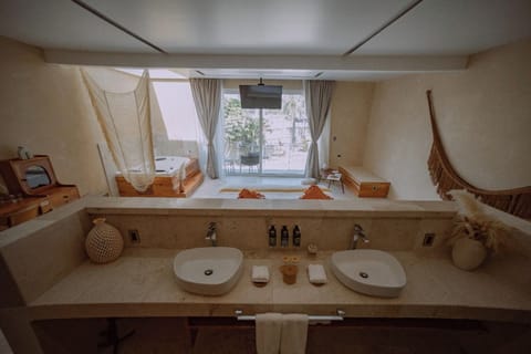 Deluxe Suite with Hot tub and Mountain View | Bathroom | Shower, rainfall showerhead, free toiletries, hair dryer