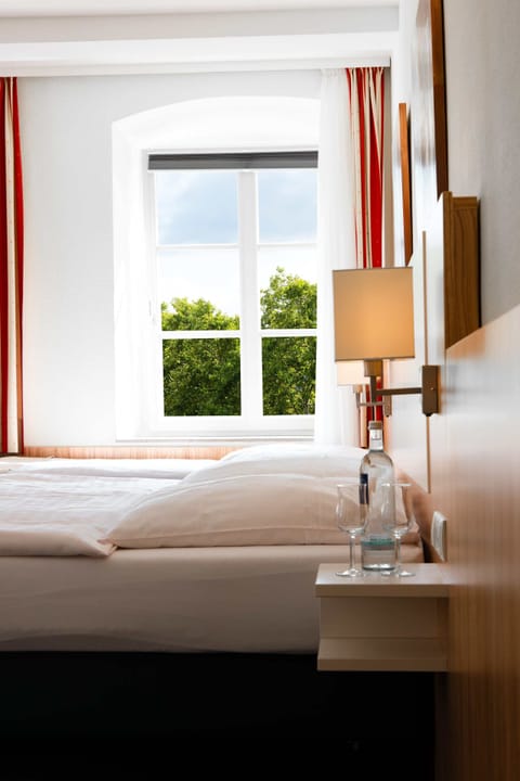 Classic Double Room | Minibar, desk, blackout drapes, bed sheets