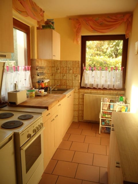 Full-size fridge, microwave, oven, stovetop