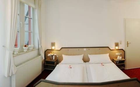 Business Room, 1 Queen Bed, Garden View | Hypo-allergenic bedding, desk, laptop workspace, blackout drapes