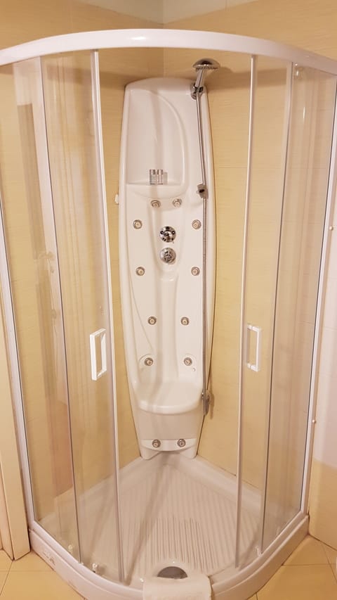 Twin Room, 2 Twin Beds, Non Smoking, Garden View | Bathroom | Shower, hair dryer, towels