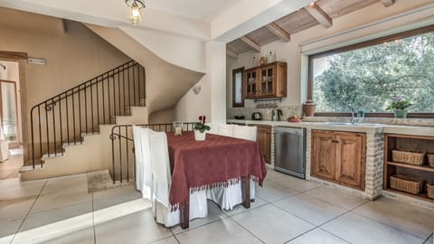 Traditional Villa, Multiple Beds, Non Smoking, Sea View | Private kitchen | Full-size fridge, microwave, oven, stovetop