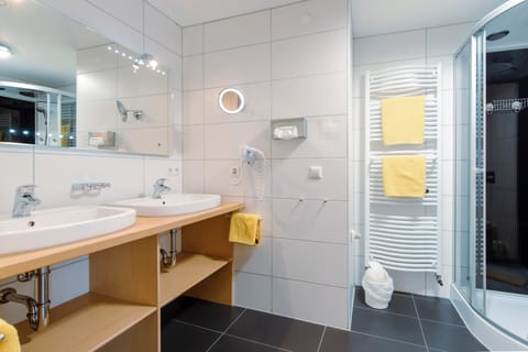 Junior Suite | Hypo-allergenic bedding, in-room safe, desk, blackout drapes