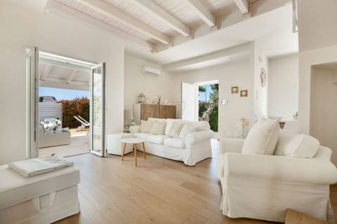 Flat-screen TV, fireplace