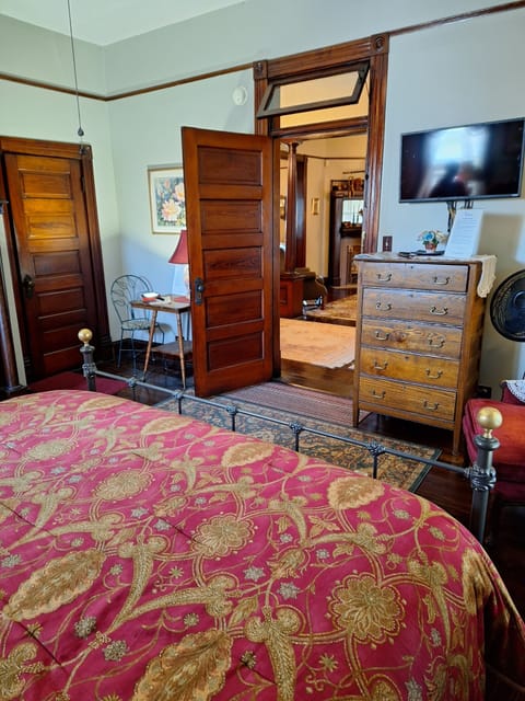 Standard Room, 1 Queen Bed, Non Smoking (Rose Room) | Iron/ironing board, free WiFi