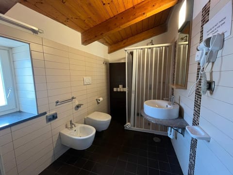 1 bed in Female Dormitory, Ensuite ( 6 pax ) Mansarda | Bathroom | Shower, hair dryer, bidet, towels