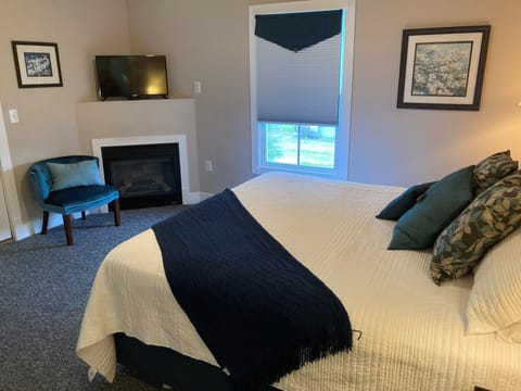 Nicholson Deluxe 1 King Bed, Non Smoking with Jaccuzzi | Premium bedding, pillowtop beds, individually decorated