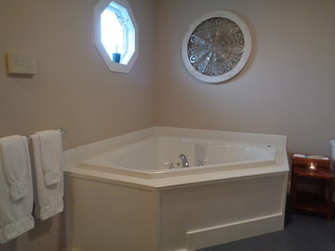 Barrett Deluxe Room, 1 King Bed, Non Smoking with Jacuzzi | Bathroom | Designer toiletries, hair dryer, towels