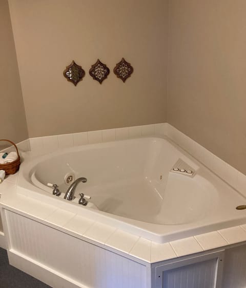 Mathers Deluxe, 1 Queen Bed, Non Smoking with Jaccuzzi | Bathroom | Designer toiletries, hair dryer, towels