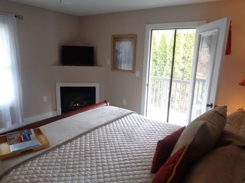 Wampler Suite, 1 King Bed, Non Smoking with Jaccuzzi | Premium bedding, pillowtop beds, individually decorated