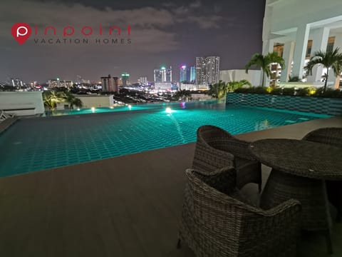 Outdoor pool, an infinity pool