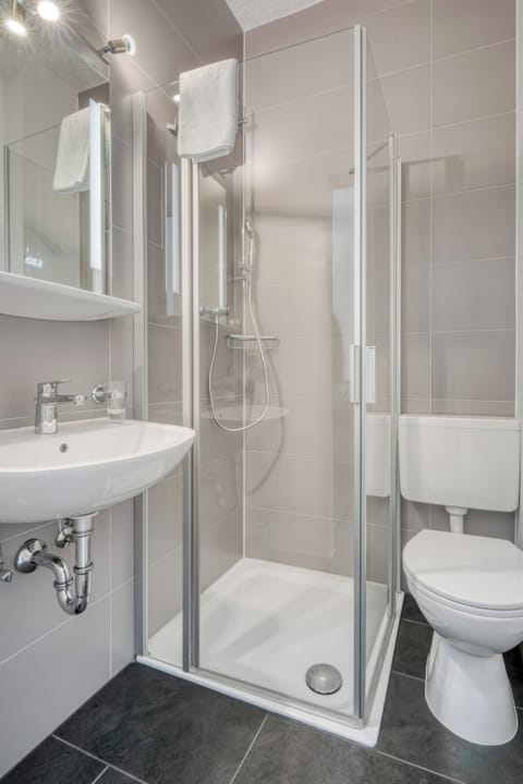 Exclusive Double Room | Bathroom | Shower, free toiletries, towels