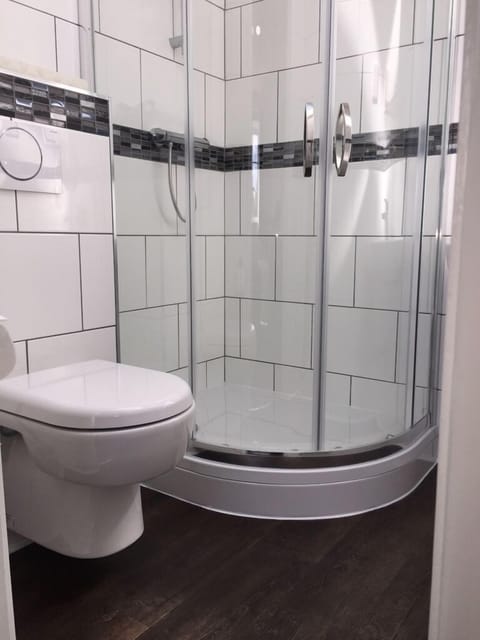 Standard Single Room | Bathroom | Combined shower/tub, towels