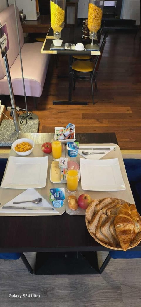 Lunch and dinner served, French cuisine