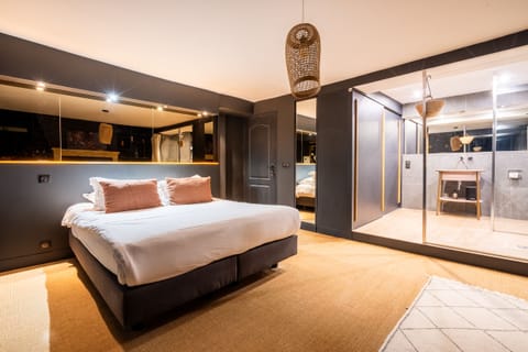 Superior Double Room, Courtyard View (Chambre Grands Hommes)