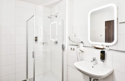 Deluxe Double Room, Garden View | Bathroom shower