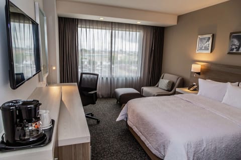 Room, 1 Queen Bed, Non Smoking, Refrigerator | Premium bedding, minibar, in-room safe, individually decorated