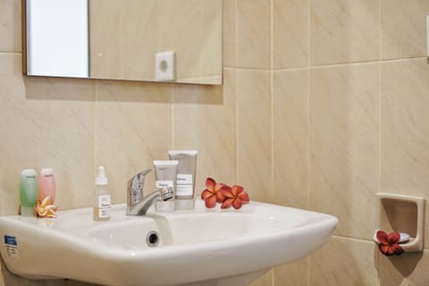 Soundproofing, free WiFi, bed sheets