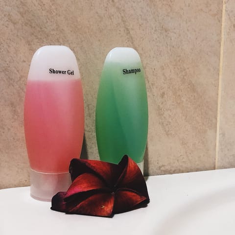 Shower, rainfall showerhead, free toiletries, towels