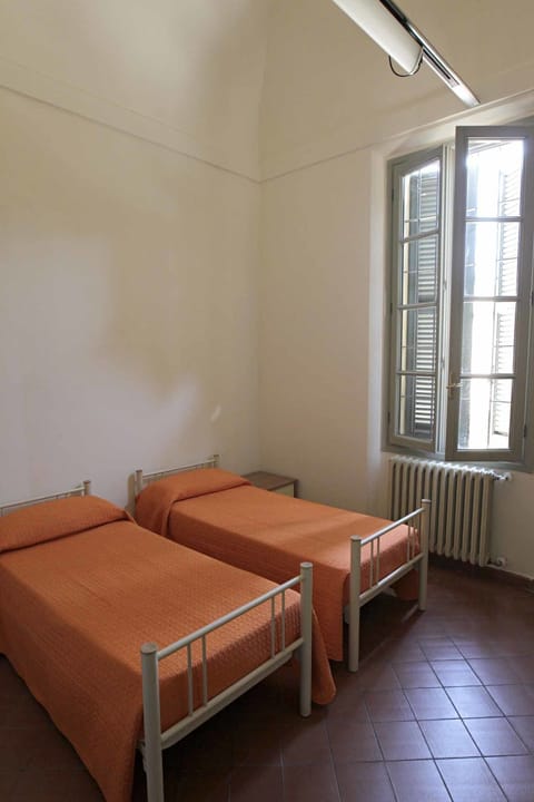 Basic Double or Twin Room, 1 Bedroom, Shared Bathroom | Hypo-allergenic bedding, in-room safe, desk, blackout drapes