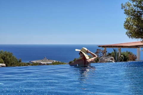 Seasonal outdoor pool, pool umbrellas, sun loungers