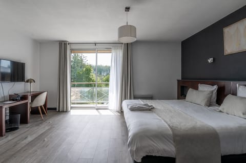 Premium bedding, in-room safe, desk, blackout drapes