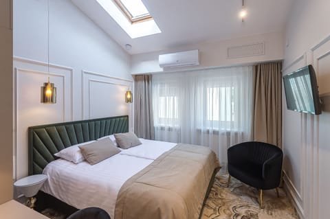 Classic Double Room | Minibar, in-room safe, desk, free WiFi