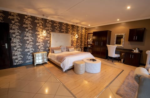 Honeymoon Suite | Deep soaking bathtub