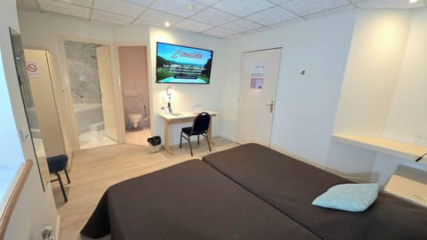 Standard Room, 2 Twin Beds | Desk, free WiFi, bed sheets