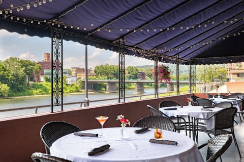 Breakfast, dinner served; American cuisine, alfresco dining 
