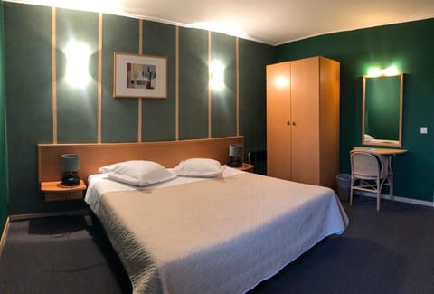 Blackout drapes, free WiFi, bed sheets