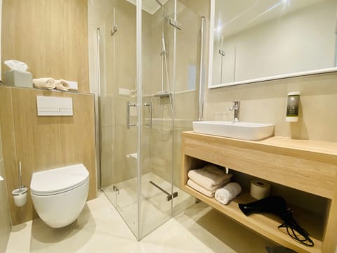 Double Room with Garden | Bathroom | Separate tub and shower, rainfall showerhead, hair dryer, towels