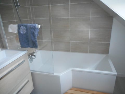 Combined shower/tub, free toiletries, hair dryer, towels