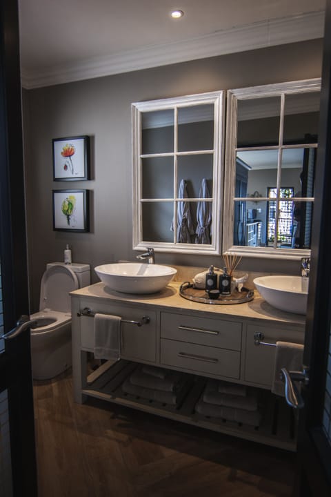 Superior Studio Suite, 1 King Bed, Non Smoking, Mountain View | Bathroom | Separate tub and shower, hair dryer, bathrobes, slippers