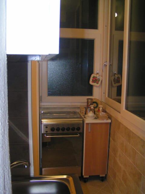 Full-size fridge, electric kettle, cookware/dishes/utensils