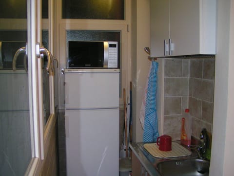 Studio | Private kitchen | Full-size fridge, electric kettle, cookware/dishes/utensils