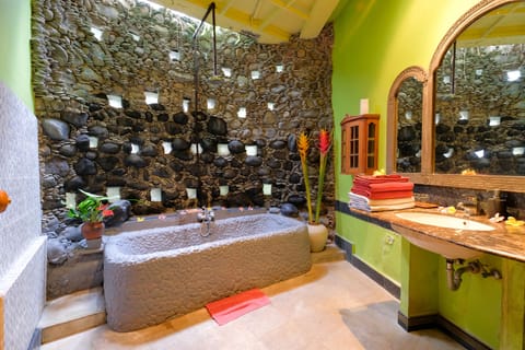 Comfort Double Room | Bathroom | Deep soaking tub, free toiletries, towels