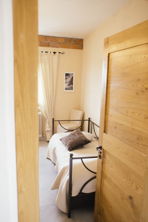 Triple Room | Desk, cribs/infant beds, travel crib, free WiFi