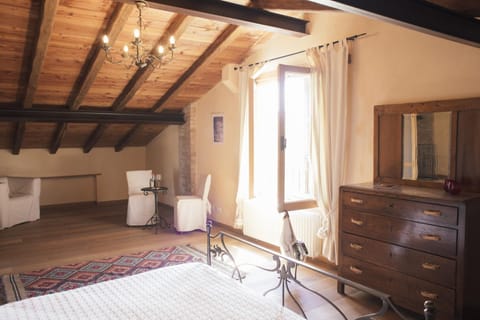 Desk, cribs/infant beds, travel crib, free WiFi