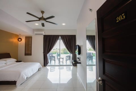 Family Suite | Desk, iron/ironing board, free WiFi, bed sheets