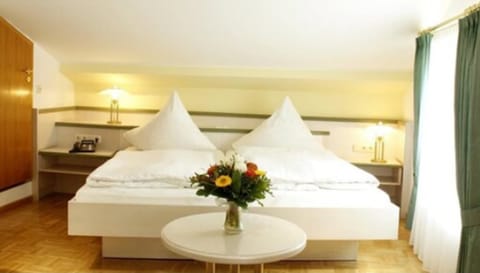 In-room safe, desk, soundproofing, cribs (surcharge)