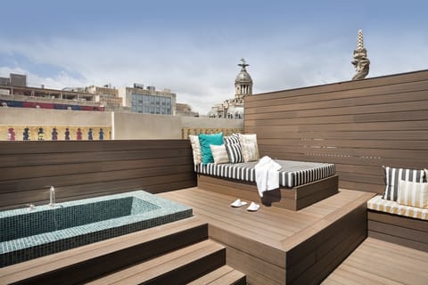 Premium Room, Terrace | Minibar, in-room safe, desk, blackout drapes