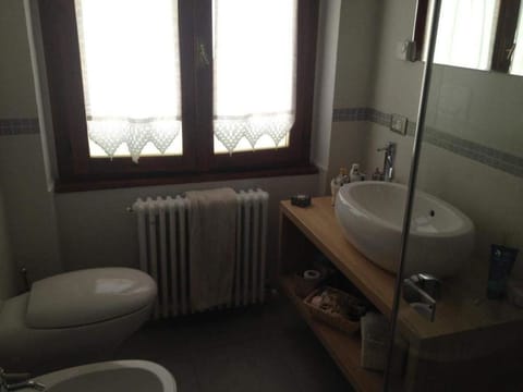 Double or Twin Room (Private External Bathroom) | Bathroom | Shower, hair dryer, bidet, towels