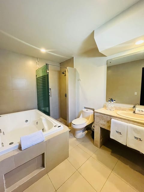 Grand Room, 1 King Bed, Non Smoking, Jetted Tub | Bathroom | Towels
