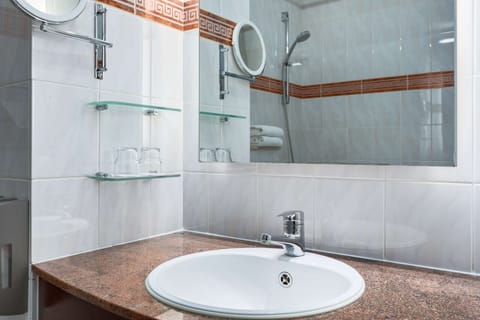 Rainfall showerhead, eco-friendly toiletries, hair dryer, towels