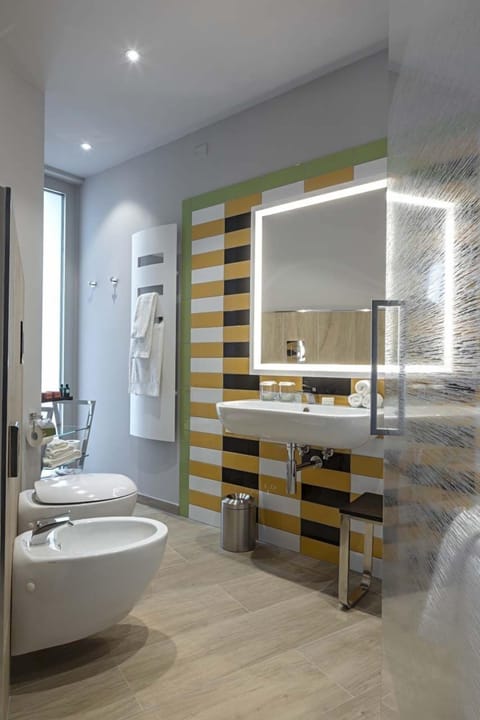 Junior Suite | Bathroom | Free toiletries, hair dryer, bathrobes, slippers